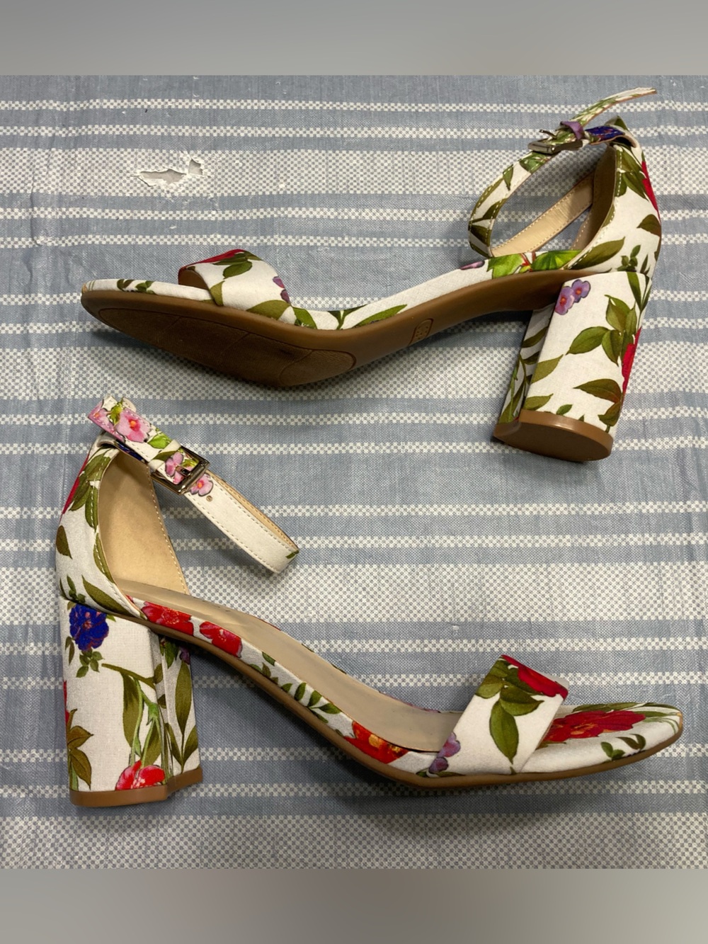 Nine West “Sandy2” white floral heels. - Picture 2 of 5